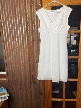 White Sleeveless V-Neck Lace Dress, Size M